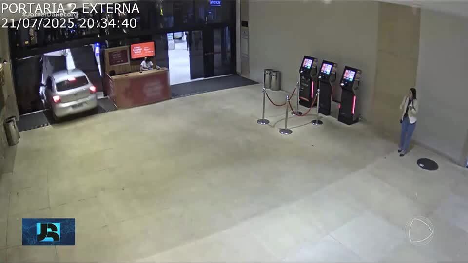 Carro invade shopping em Goiânia (GO)