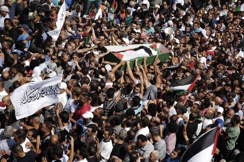 Palestinos carregam o
corpo de Mohammed Abu Khudair, de 16 anos, durante seu funeral em Jerusalém.
Acredita-se que o adolescente palestino tenha sido morto em vingança pela morte
de três jovens israelenses
