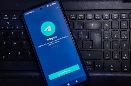 Celular acessando aplicativo Telegram
