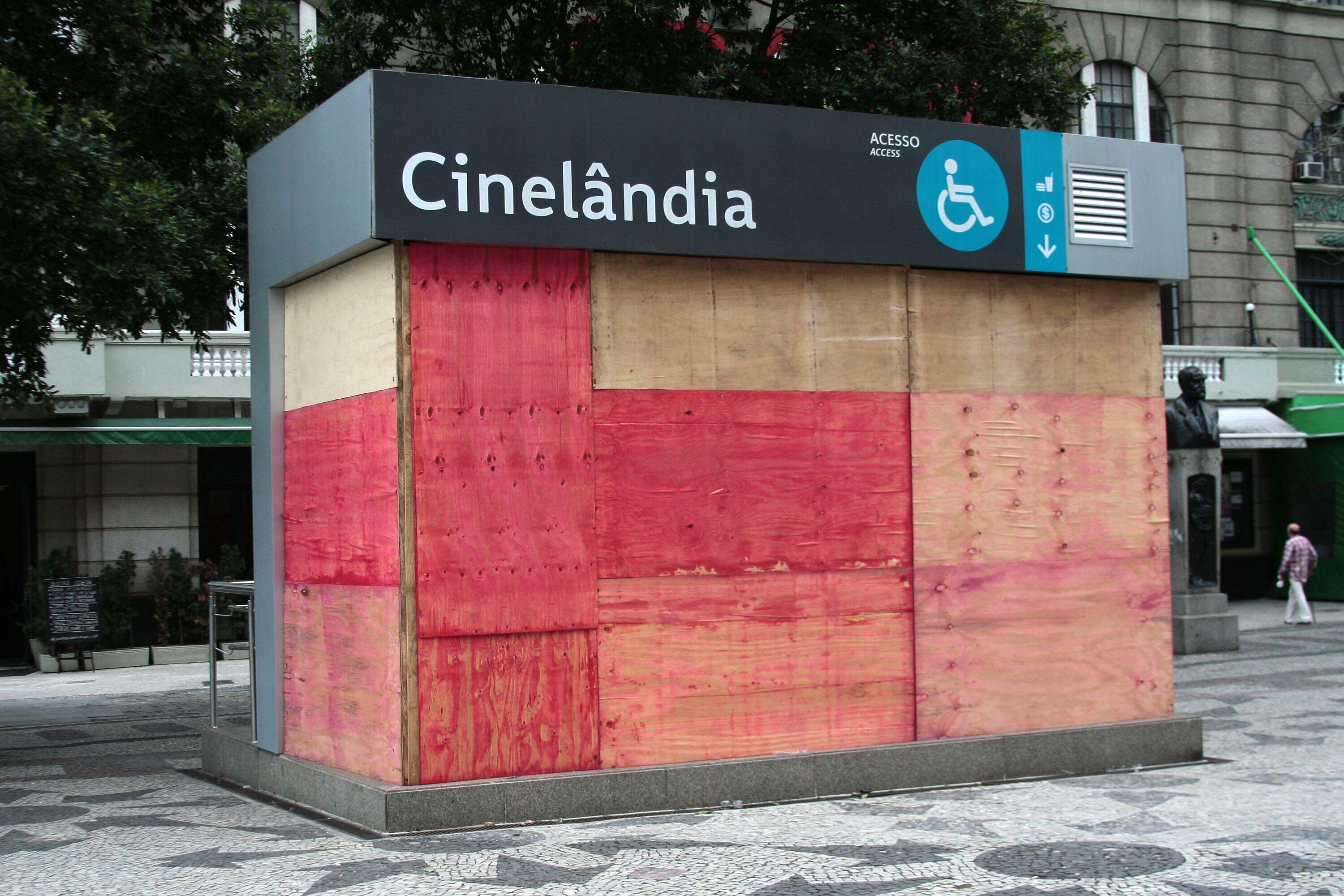 Bancos e estações de metrô foram cobertos com tapumes nesta quarta-feira (10) para evitar atos de vandalismo em Protesto