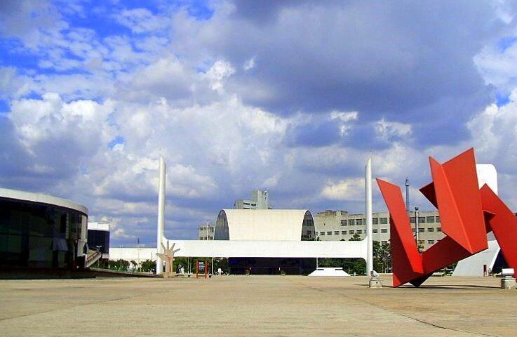 Inaugurado em 1989, o Memorial da América Latina ocupa uma área de 84.480 m² no bairro da Barra Funda em São Paulo. O espaço projetado por Oscar Niemeyer é usado para manifestações políticas, sociais e culturais da américa Latina