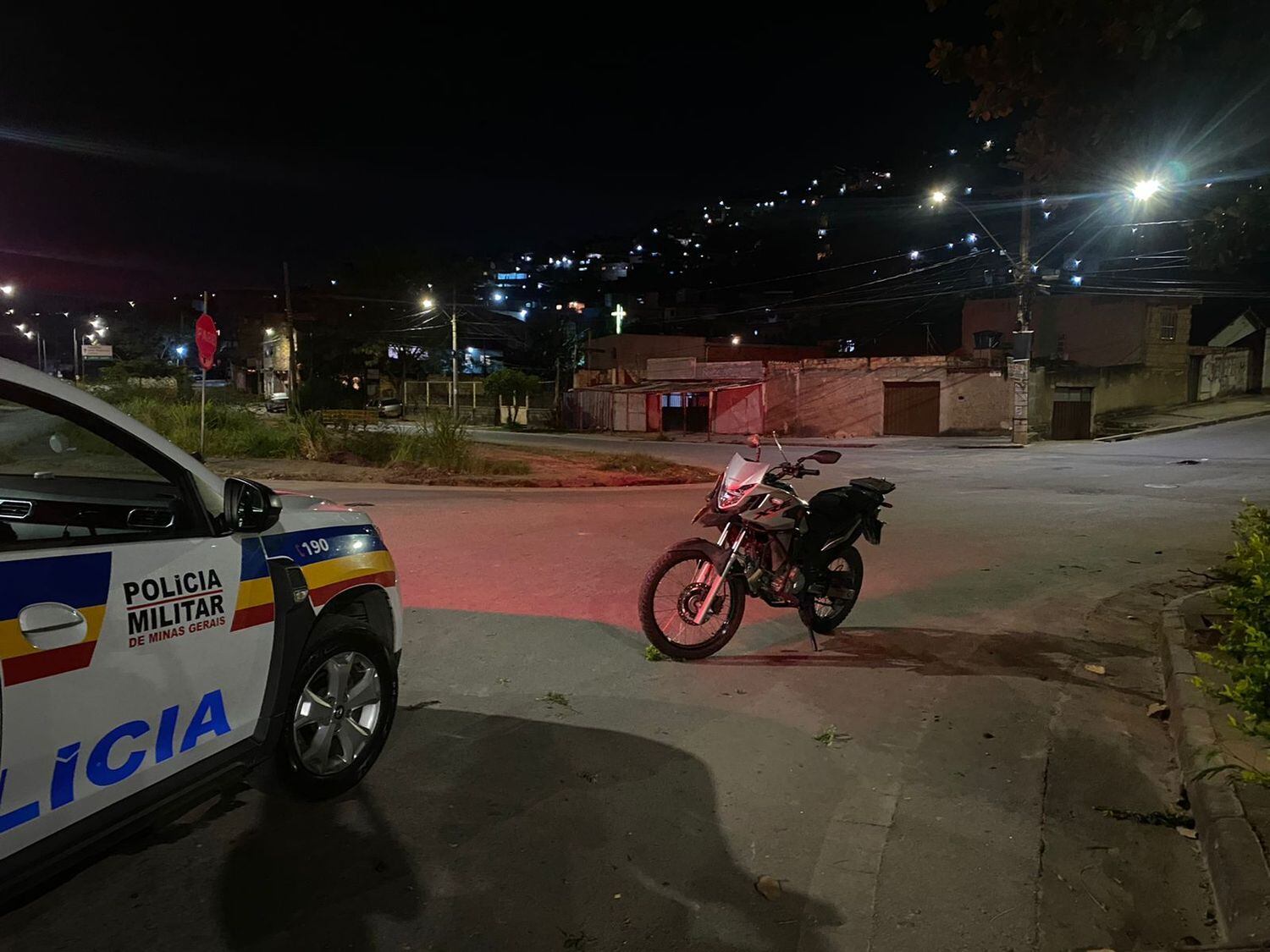 Ladrões tentavam roubar a moto quando foram baleados