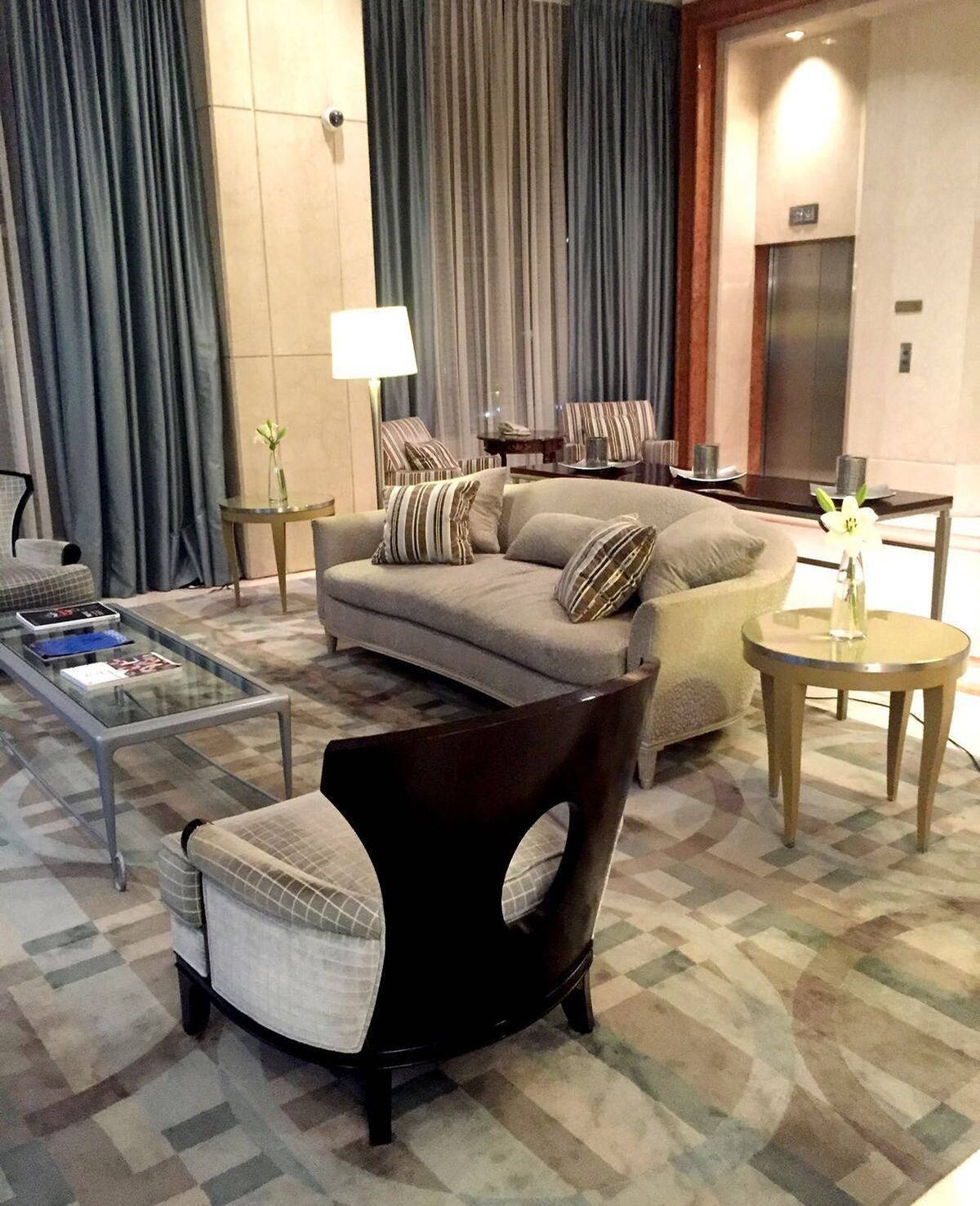 A recepção do hotel também chama a atenção. Uma diária no quarto em que Dilma ficará custa, em média, US$ 1.900 (cerca de R$ 7.500)