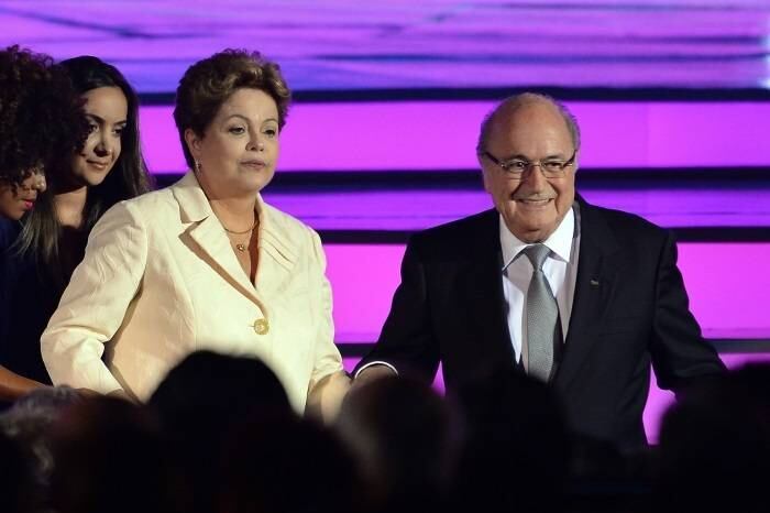 Já o jornal catalão Mundo Deportivo lembrou o discurso contraditório do presidente da Fifa, Joseph Blatter, com a real situação da organização da Copa do Mundo