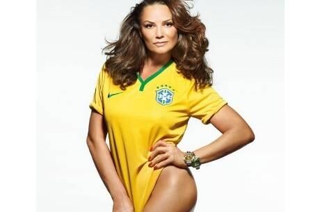 Luiza Brunet posou seminua para revista