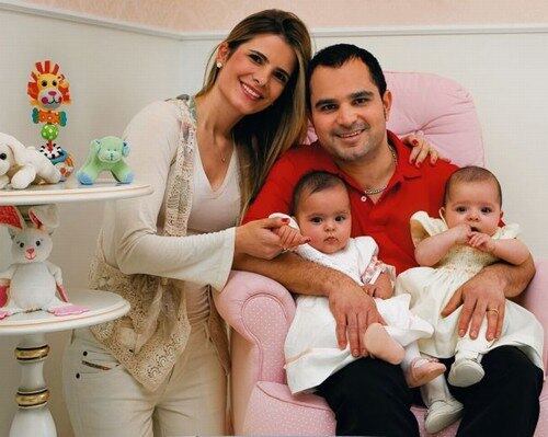 Em fevereiro de 2010 nasceram as gêmeas do casal. A primeira a vir ao mundo foi Isabella, com 1,815kg, seguida por sua irmã Helena, com 1,755kg, ambas de parto cesariana