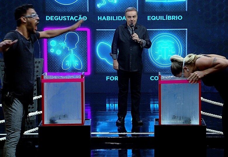 O apresentador começa
a prova tirando o nome de um dos casais de uma urna, e pergunta para cada
sorteado: “Quem quer encarar o desafio” e “com quem eles querem desafiar”