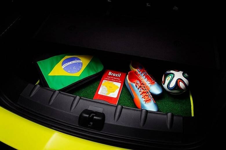 O kit traz uma bolsa com a bandeira do Brasil, um guia de mapas do País, um par de chuteiras e uma réplica da bola oficial da Copa do Mundo Fifa 2014

Saiba tudo sobre carros! Acesse R7.com/carros