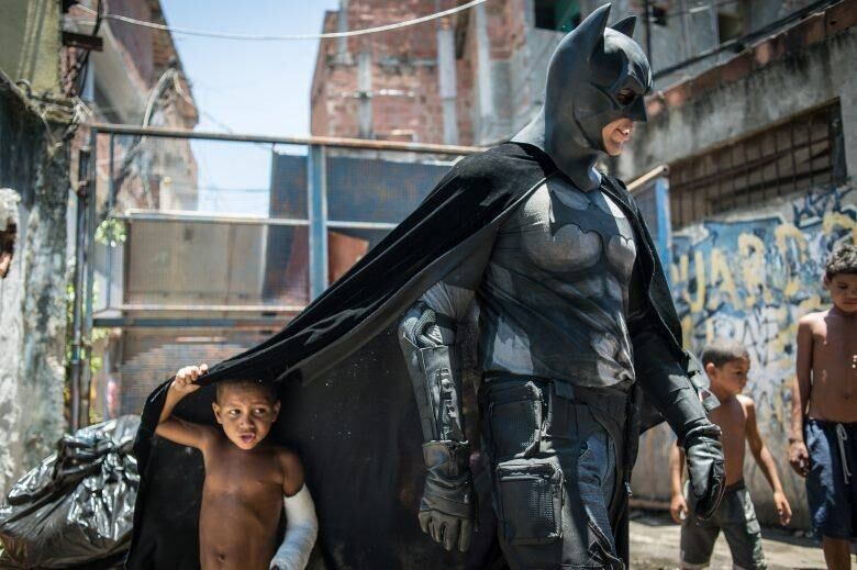 O manifestante Batman protestou contra a retirada de moradores da Favela do Metrô que, segundo a prefeitura, será polo automotivo