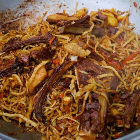 Tsuivan: prato originário da Mongólia preparado com massa cozida ao vapor feita a mão, carneiro e vários vegetais (cebolas, pimentões, repolho, cenouras ou batatas). No país, o carneiro pode ser substituído por carne de vaca, camelo e até carne de cavalo.