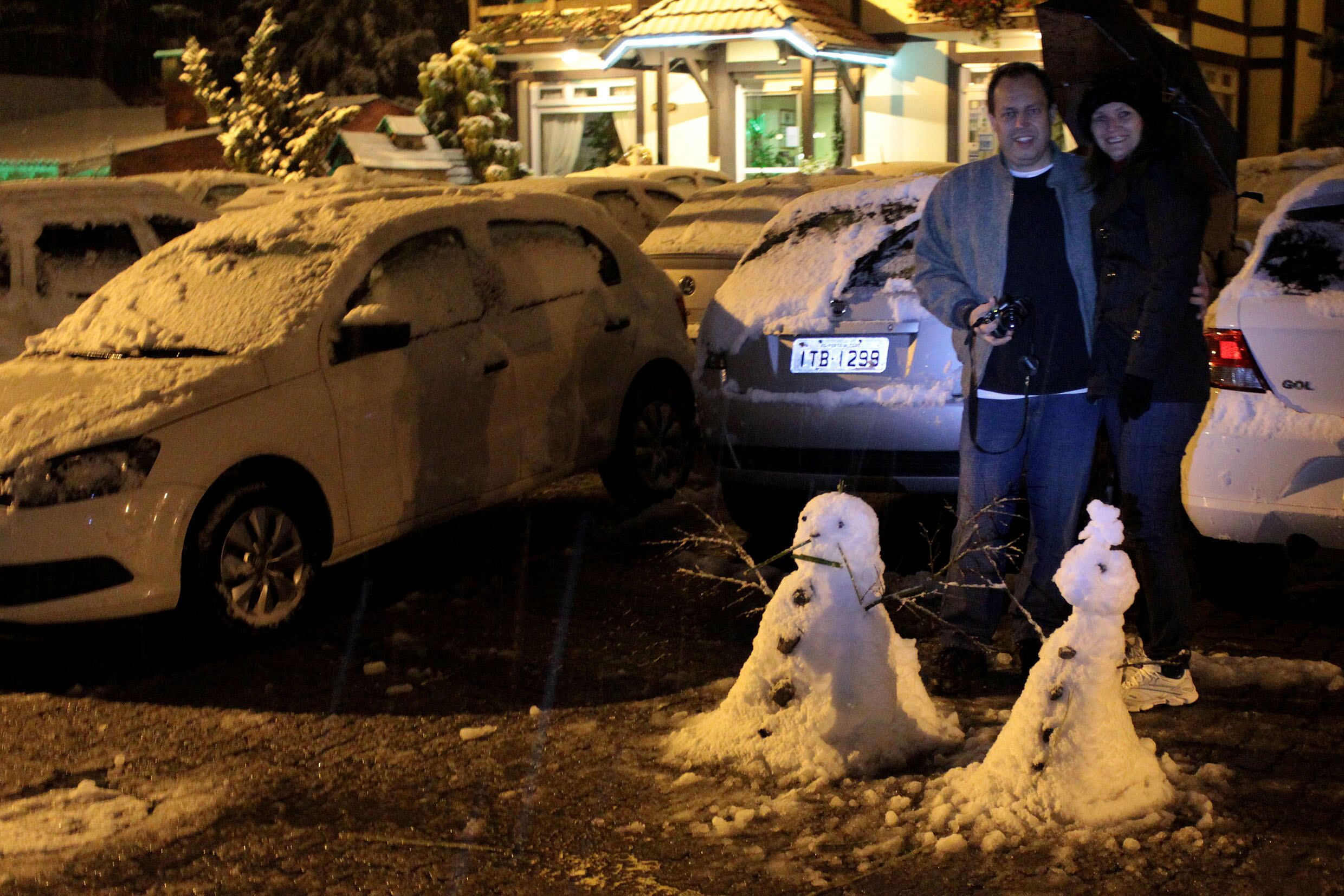 Em Gramado (foto) e Caxias do Sul, o frio intenso não espantou as pessoas que foram para a rua aproveitar o fenômeno e fazer bonecos de neve