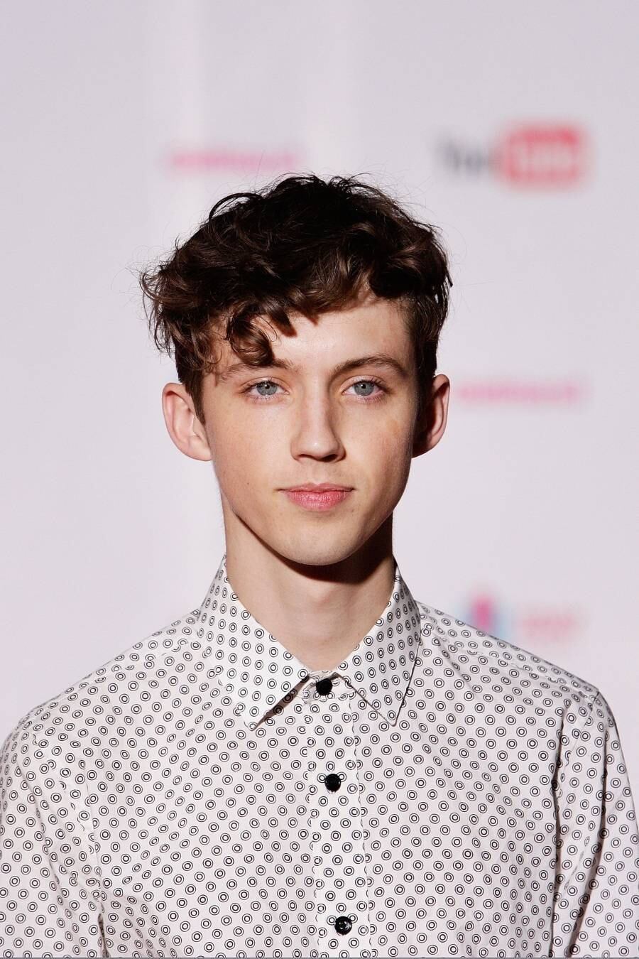 Troye Sivan
O australiano fez sucesso quando mais novo como a versão criança do Wolverine nos cinemas e ganhou mais fama como Youtuber. Com vídeos postados na internet, ele chamou a atenção também por ser um ótimo cantor e compositor. Logo Troye se tornou uma das grandes apostas do mundo da música. Com um som bem maduro para alguém de apenas 20 anos, ele conquistou com seu primeiro EP, o TRXYE, lançado em 2014, que explodiu com o hit Happy Little Pill. Em 2015, ele lançou seu primeiro CD, o Blue Neighbourhood, que conta com músicas incríveis como WILD e YOUTH. O garoto vai bombar ainda mais em 2016, pode apostar!