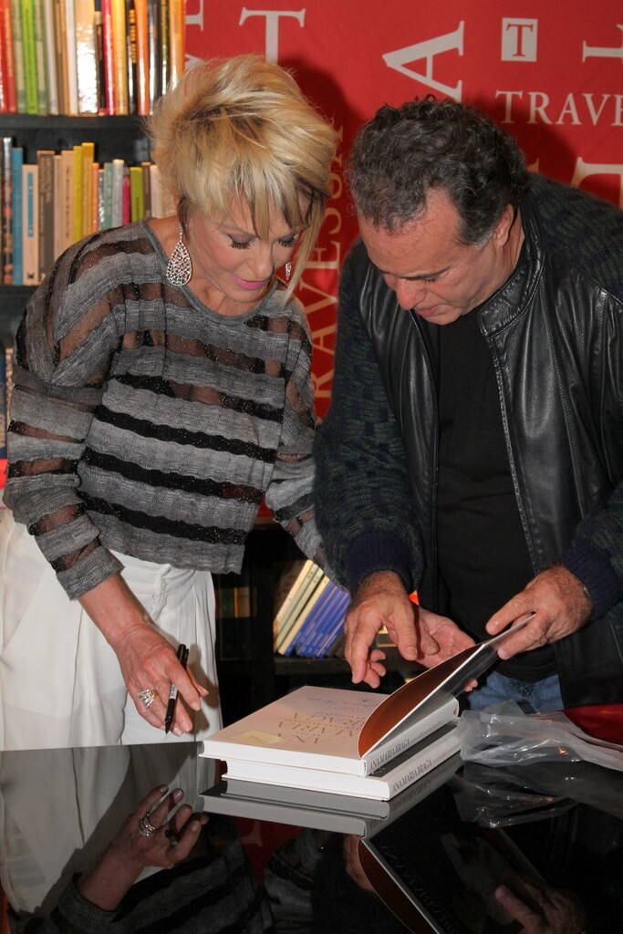 Tony
Ramos marcou presença na noite de autógrafos de Ana Maria Braga.

 



— Não poderia deixar de vir. A Ana tem um cuidado e um primor em tudo o que faz,
a gente come as delícias preparadas por ela e depois temos que correr para a
academia. Gosto de uma boa comida e bom vinho, não importa quem prepare. O que
vale é  boa companhia, prefiro estar em família ou com amigos

