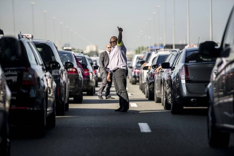Em Paris, as pessoas enfrentaram
dificuldades para entrar na cidade pela manhã, já que os táxis prejudicavam o
trânsito nas principais vias da cidade. A Uber, avaliada na semana passada em US$ 18,2 bilhões, com apenas quatro anos de vida, e apoiada por
investidores como Goldman Sachs e Google, argumenta que seu aplicativo homônimo
respeita as regulamentações locais e que é alvo de protestos por causa de seu
sucesso em conquistar clientes
