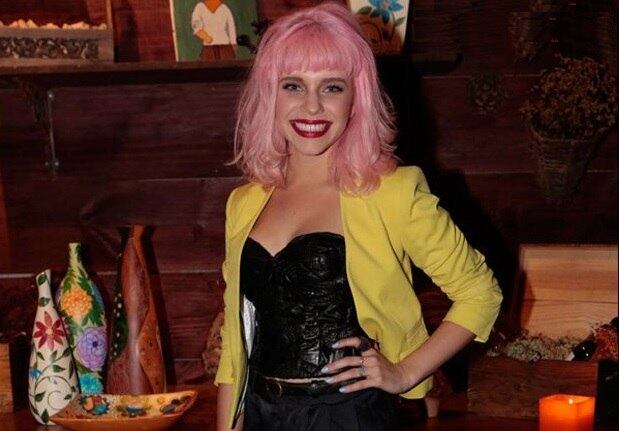 Bruna Linzmeyer pintou o cabelo em 2014 para a personagem de uma novela 