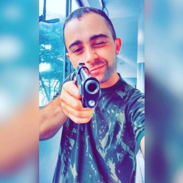 Quando chegaram na casa, ele desembarcou a
filha do carro, que estava enrolada em um cobertor, e a colocou na cama da menina.
A avó não percebeu nada de estranho e pensou que a neta estava
dormindo. De acordo com informações do boletim de ocorrência, Duenho saiu do apartamento dizendo que ia fazer uma ligação. A avó, estranhando a situação, foi verificar a neta e a encontrou já sem vida e machucada. O pai da menina não foi localizado