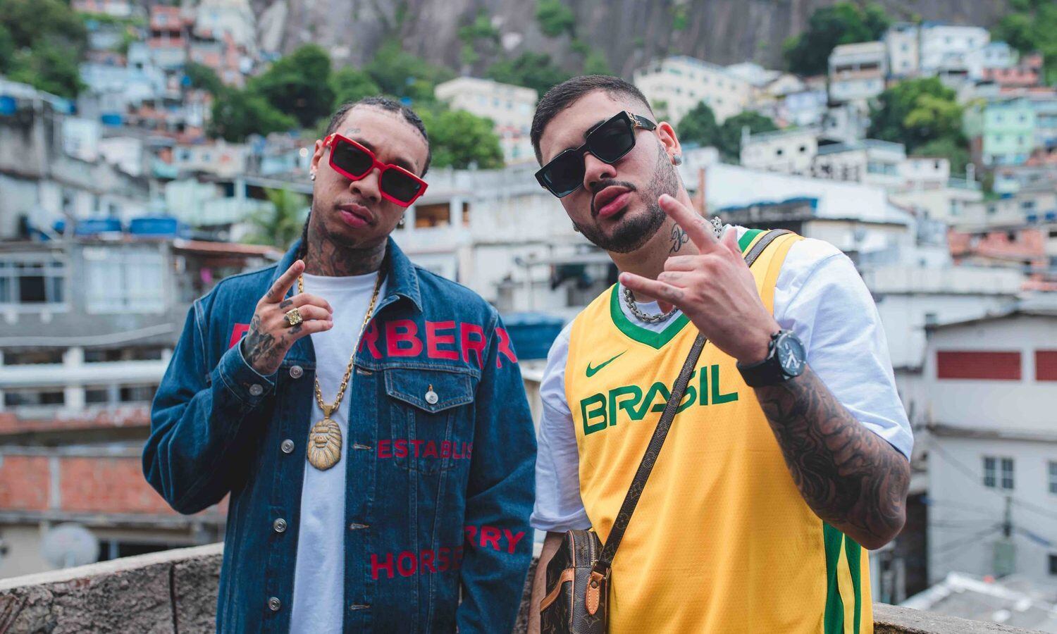 Tyga e Kevinho em cena do clipe Corpo Sensual