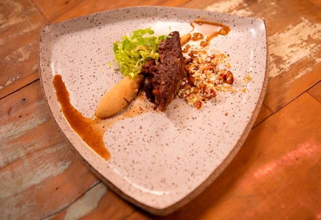 Quarto prato

O último prato de César antes da sobremesa foi um stracotto de ossobuco, purê de favas brancas com tutano, escarola e farofa de pinhão
