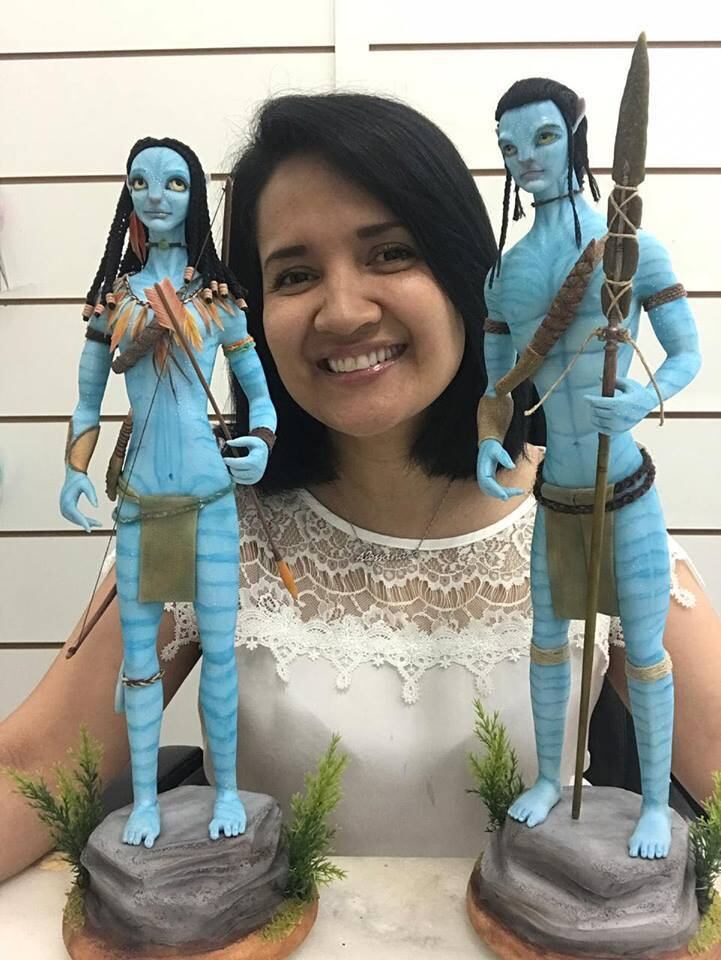 Natural de Governador Valadares, em Minas Gerais, Alessandra Caldeira  gostava de artesanato desde menina. Com 9 anos de idade, ela fazia pintura bordado, crochê e costura. 

— Em 1999, descobri a porcelana fria (o biscuit). Nunca tinha ouvido falar, comprei uma revista que ensinava a técnica, os ingredientes da massa e já comecei a modelar