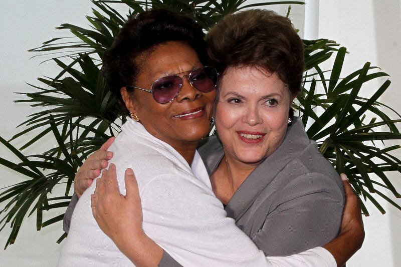 A presidente se encontrou com a  cantora e ativista humanitária norte-americana Dionne Warwick. As duas discutiram ações contra a pobreza e de promoção da educação em regiões carentes do Brasil. Ao final da conversa, uma foto para registrar o encontro  
