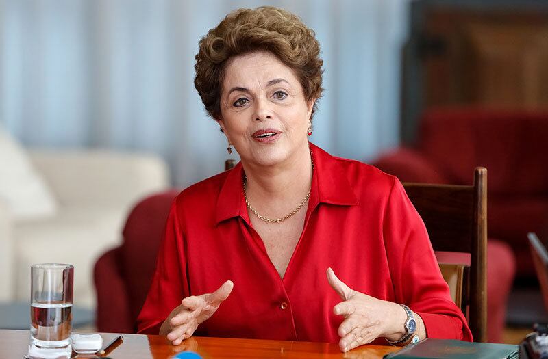 Dilma Rousseff disse não ter a "menor intenção de renunciar"