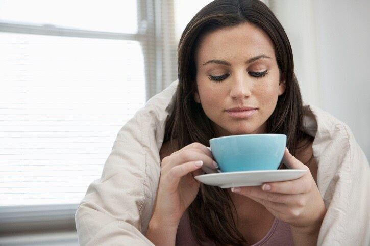 Segundo o farmacêutico Luiz Pianowski,
presidente do laboratório Kyolab e membro do Conselho Científico da
Amazônia, as ervas podem ser tão eficazes quanto alguns medicamentos no
combate de doenças, “desde que o consumo seja feito na dose certa”.

— Antes de consumir qualquer tipo de chá, é necessário consultar o médico para diagnosticar corretamente o problema. O chá tem dose correta para ser consumido e, se ingerido de forma inadequada, pode mascarar os sintomas de uma doença mais grave ou piorar a saúde do paciente. Uma dica é verificar na embalagem do chá a dose diária indicada para consumo e a forma de preparo

