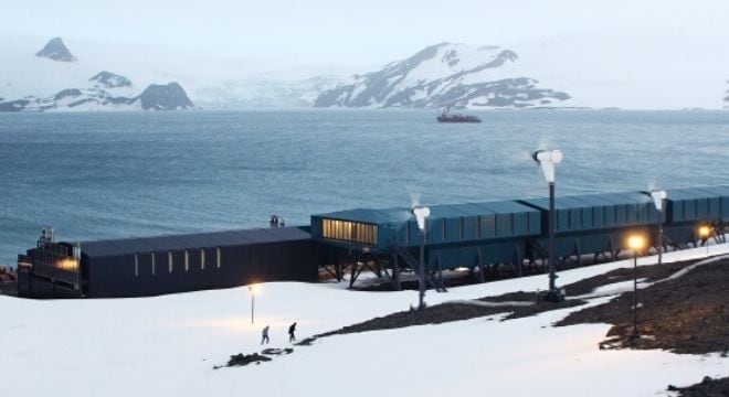 Base brasileira está localizada na Ilha Rei Jorge, na Baía do Almirantado