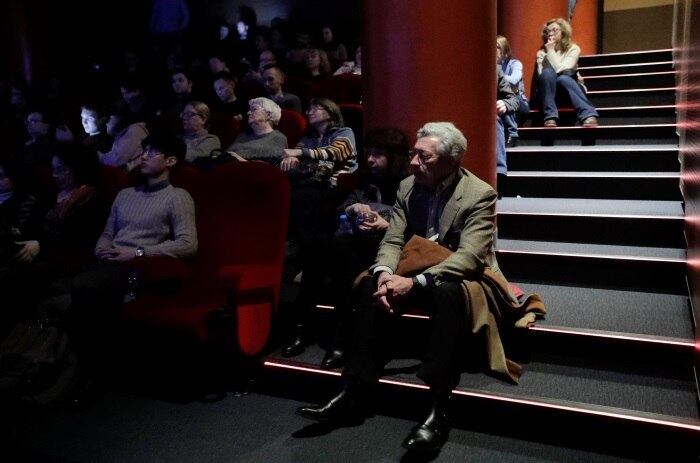 Sala lotada: pessoas sentaram nos corredores para assistir o filme