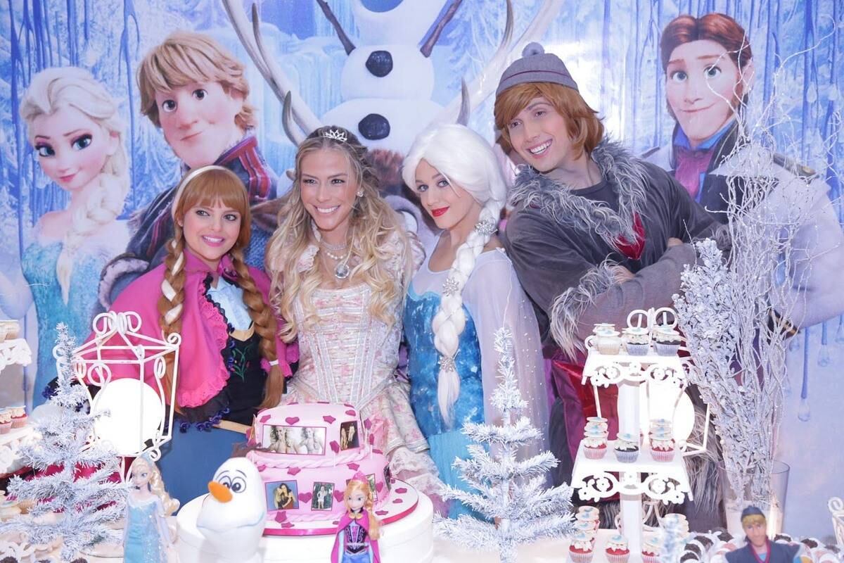 Janaina Jacobina comemora aniversário vestida de princesa da animação Frozen