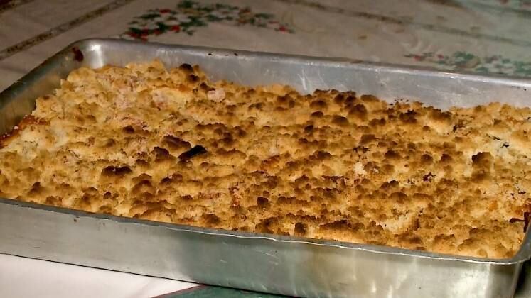 Cuca doce de linguiça
Ingredientes para massa:
1 ovo
80g de açúcar
40g de margarina ou manteiga
250 ml de leite e água morna
1 pitada de canela
1 pitada de sal
1 pitada de raspa de limão
1 colher (sopa) de fermento instantâneo
350g de farinha de trigo
Modo de fazer:
1. Hidratar o fermento no líquido enquanto cresce em uma bacia, bata bem o ovo, açúcar e os condimentos, a manteiga ou margarina, depois acrescente o fermento hidratado e a farinha de trigo, bata até obter uma massa lisa
2. Cubra com um pano e deixe crescer até dobrar de volume
3. Espalhe a massa numa forma retangular e deixe crescer
4. Pincele com gema de ovo e espalhe a farofa
Ingredientes para a farofa:
100g margarina ou manteiga (com um pouco de banha)
120 ml óleo de soja
1 colher de (café) de fermento químico
1 pitada de raspa de limão
1 pitada de canela
350g de açúcar
350 g farinha de trigo
1 linguiça média Blumenau
Modo de fazer:
1. Bata bem todos os ingredientes, menos a farinha e a linguiça, até ficar cremoso
2. Misture a farinha de trigo com as pontas dos dedos
3. Assar a linguiça desfiada em 200 graus por 25 minutos