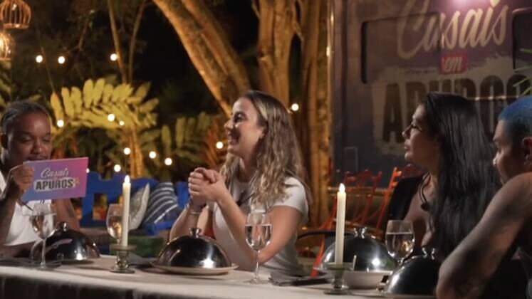 Os casais Bia e Darlan, e Moranguinho e Naldo tiveram uma surpresa daquelas! Os participantes receberam a notícia de que iriam dormir todos juntos na kombi azul e ainda ganharam um jantar com os pratos que eles mais detestam