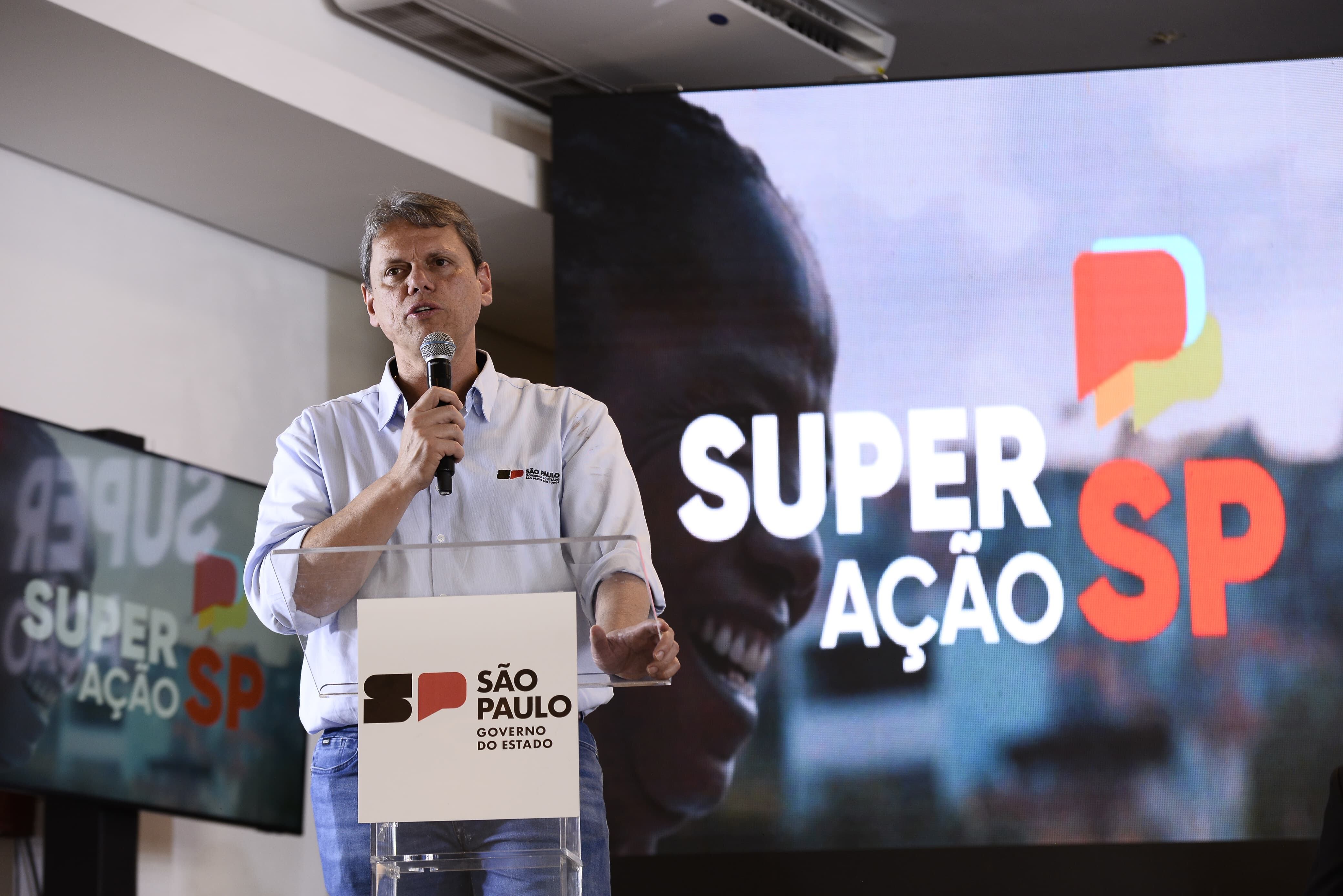 Tarcísio tentou isentar o ex-presidente e atribuir a medida à atual gestão de Lula