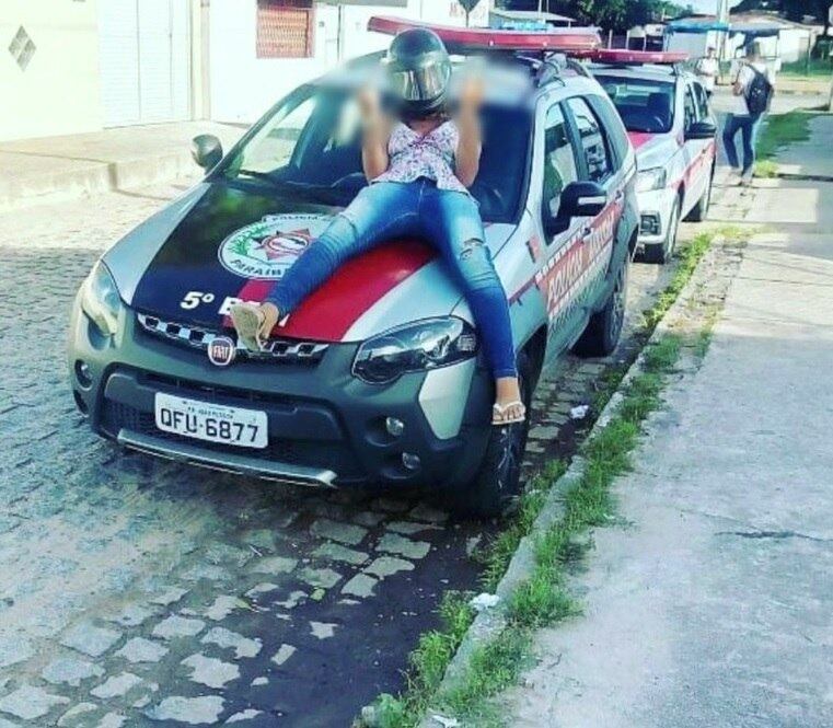 Menina posta foto em cima de viatura fazendo gestos obscenos, em João Pessoa