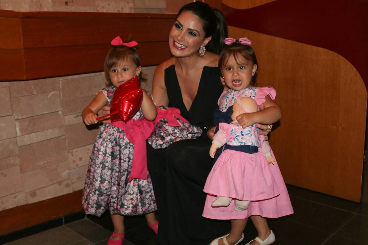 Maya e Kiara foram curtir o show do papai Leandro