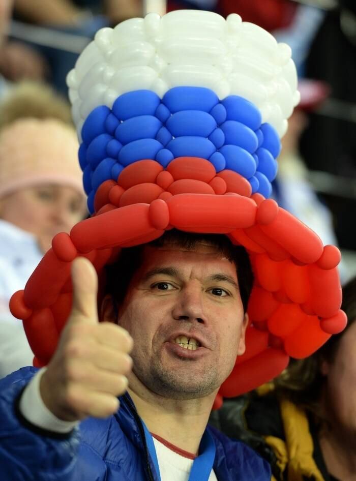 O chapéu de balões contagiou a torcida russa