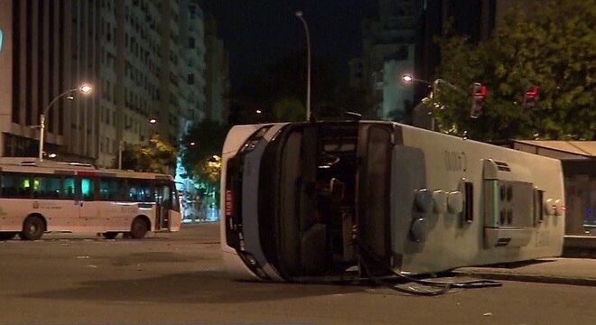Avenida Antônio Carlos foi interditada por seis horas para retirada dos coletivos