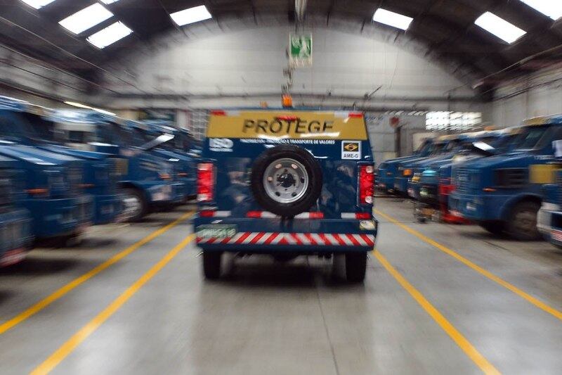 O motorista e os três vigilantes que operam esse carro-forte precisam respeitar uma série de normas da Polícia Federal. Isso, porém, não torna o veículo imune a multas de trânsito
