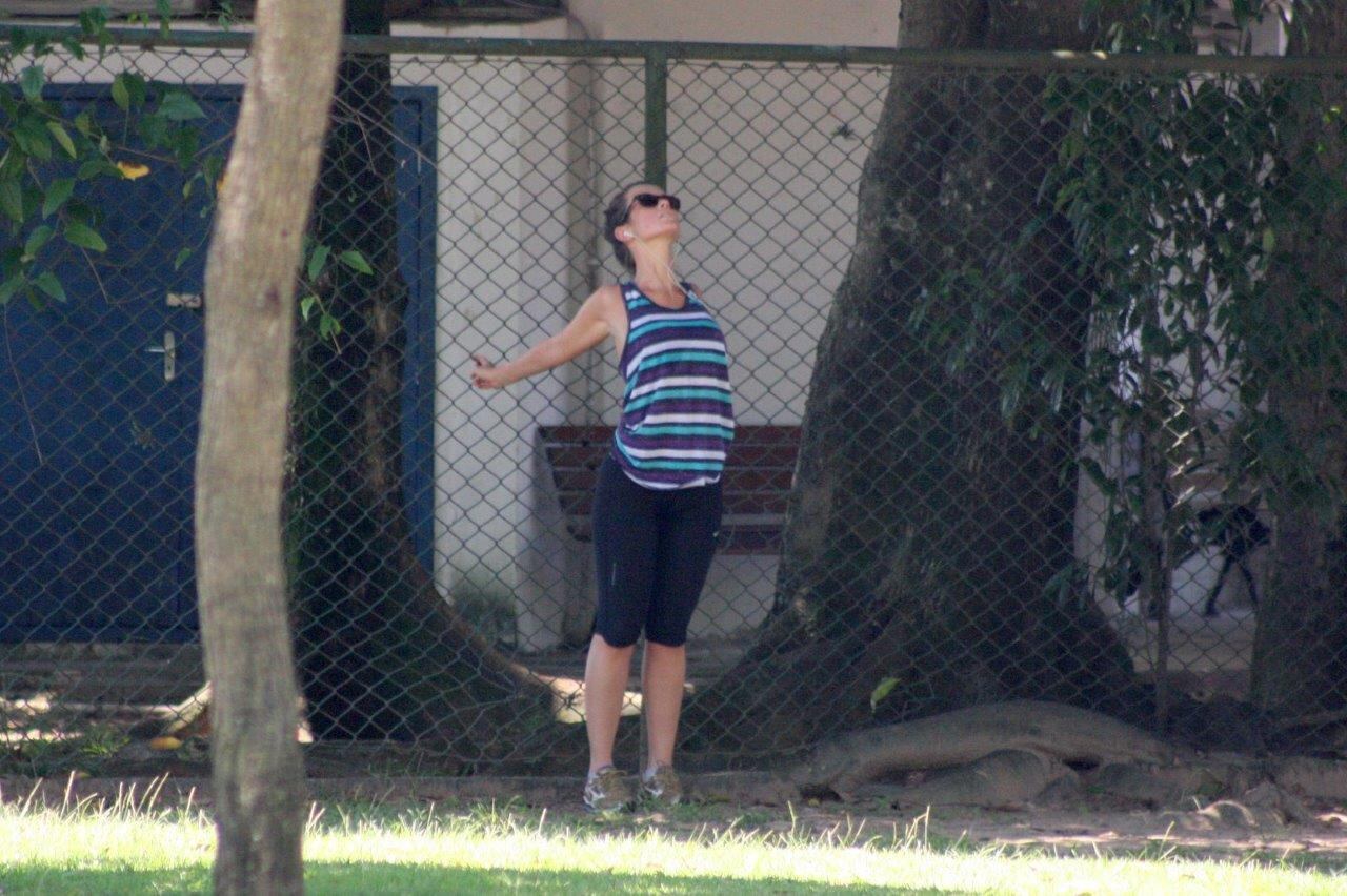 A atriz de Pecado Mortal  foi se esticou toda para alongar os músculos do corpo