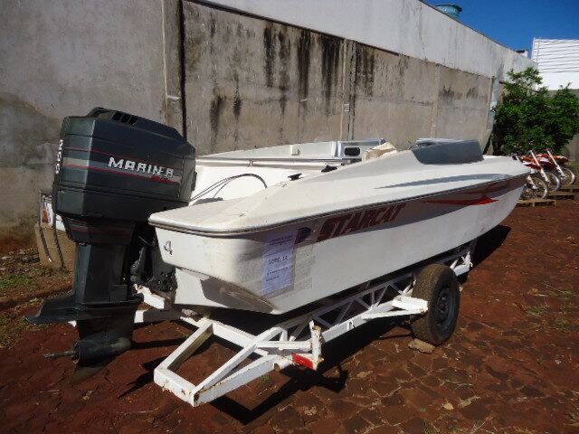 O lote 11 só pode ser usado na água. O leilão da Receita inclui uma lancha de fibra, ano 2000, que está sem hélice e tem  a pintura queimada. Acompanhada de motor de um reboque, também ano 2000, o valor mínimo do conjunto é de R$ 15 mil