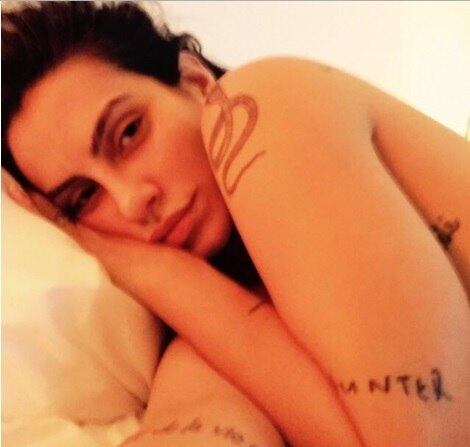 A atriz também aparece em poses inocentes, mas sem deixar de ser sensual