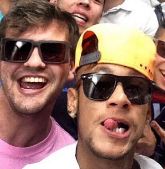 Sabe aquela vida de boa de ser parça do Neymar e acompanhar o craque para cima e para baixo? Pois é, Luiz Gustavo, um dos melhores amigos do craque, resolveu largar tudo para investir em um antigo sonho e voltar a jogar futebol