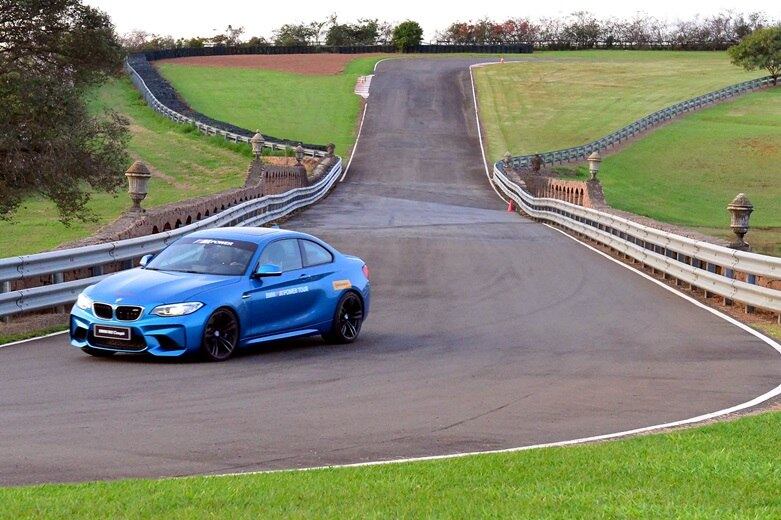 Em tese, o novo M2 vem com a missão de suceder o Série 1M. E para que seja sacramentado, a BMW informou na coletiva de imprensa de que se trata de um dos melhores modelos M já produzido