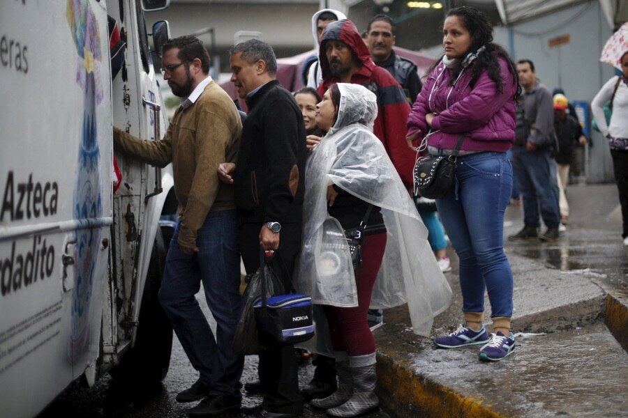 Moradores tentam pegar ônibus em Guadalajara, no México