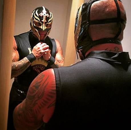 As acusações começaram depois que Rey usou sua conta no Twitter para falar do ex-companheiro de ringue