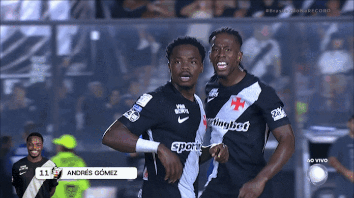 Reprodução em GIF/Gol do Vasco! Andrés Gómez empata com 'pintura' no ângulo em São Januário (00:24)
