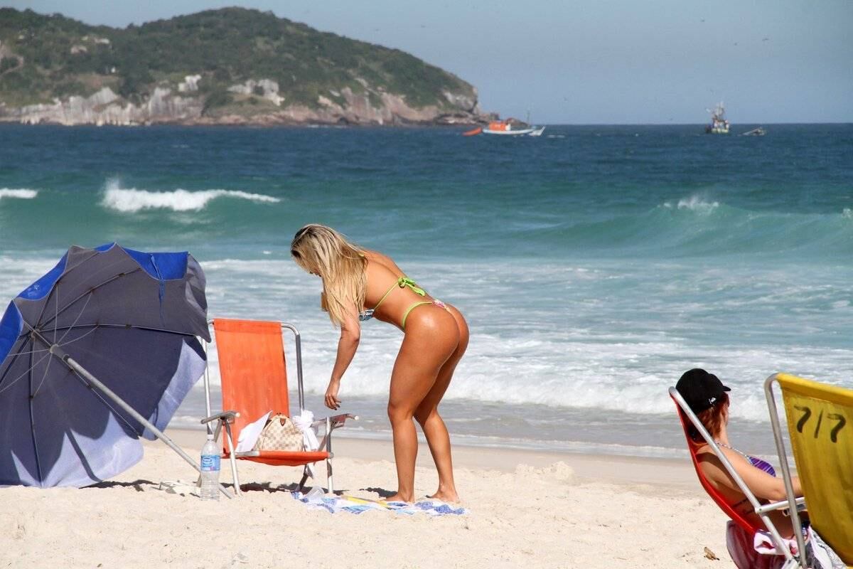 Dani Vieira foi à praia da Barra da Tijuca, no Rio de Janeiro