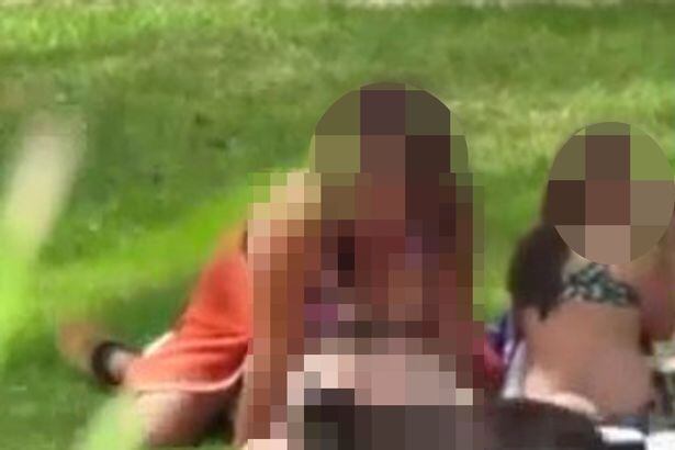 Uma cena chocante causou revolta nas redes sociais ao mostrar imagens de um casal supostamente fazendo sexo bem ao lado de uma menina