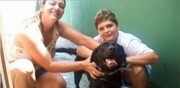 Na foto, Marcelo aparece com a mãe, a cabo da PM Andreia Pesseghini