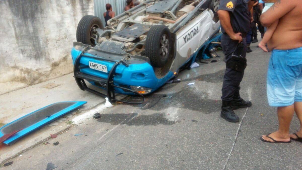Viatura capotou após bater em táxi no Norte Fluminense