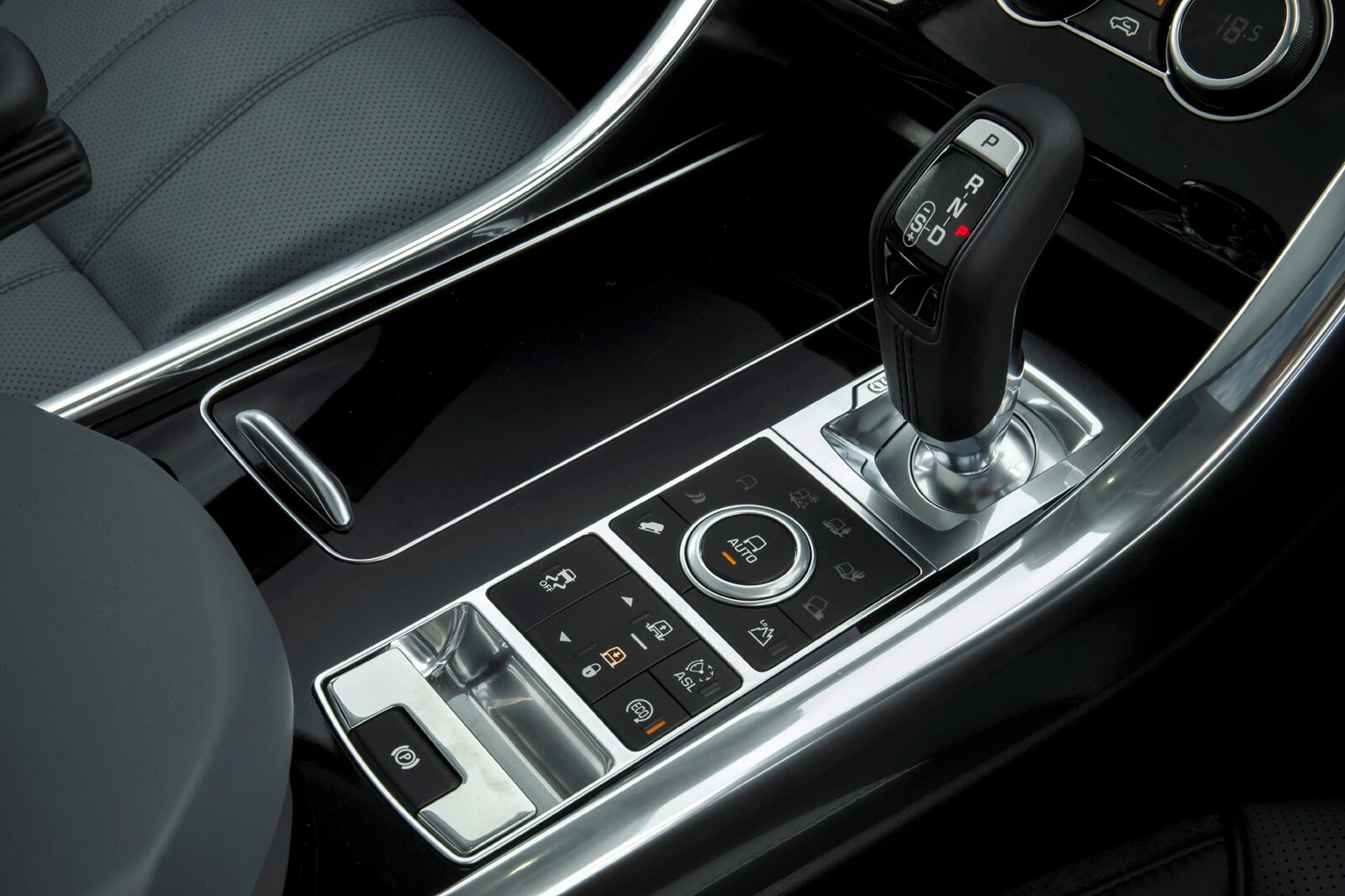 Console central reúne o seletor do sistema Terrain Response e a bela alavanca do câmbio automático de oito marchas

CONFIRA AQUI A REPORTAGEM COMPLETA DE R7 CARROS

Quer saber tudo sobre carros? Acesse www.r7.com/carros
